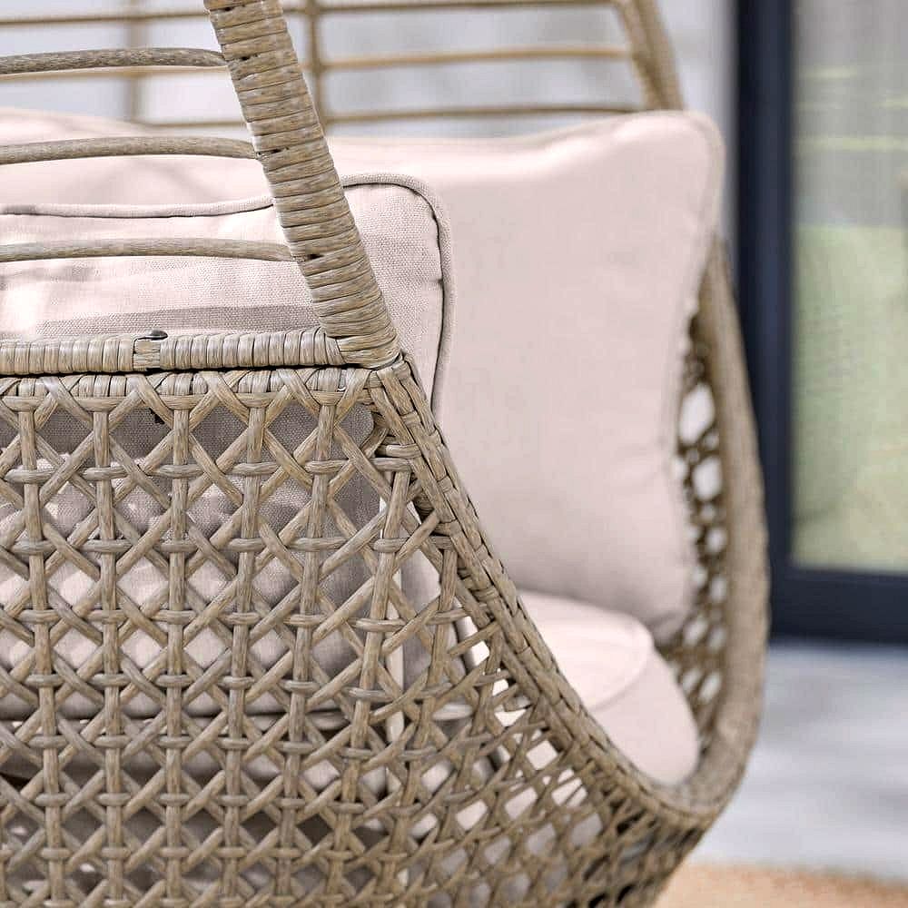 2026 Fauteuil Lounge Extérieur Ronde en Rattan Beige Hampton Bay avec Coussin CushionGuard Almond Biscotti (FRS51294M)