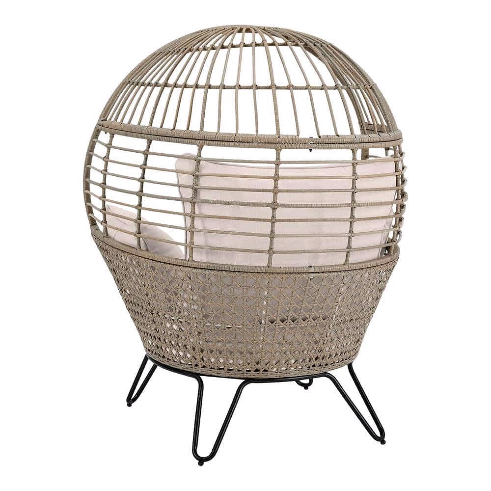 2026 Fauteuil Lounge Extérieur Ronde en Rattan Beige Hampton Bay avec Coussin CushionGuard Almond Biscotti (FRS51294M)