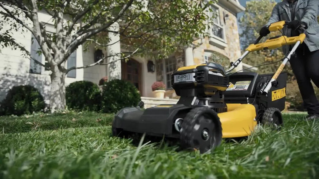 2026 2025 DEWALT DCST922P1 – Coupe-bordures sans fil 20V MAX, Moteur Sans Balais, Charnière Pliable, Édition Limitée