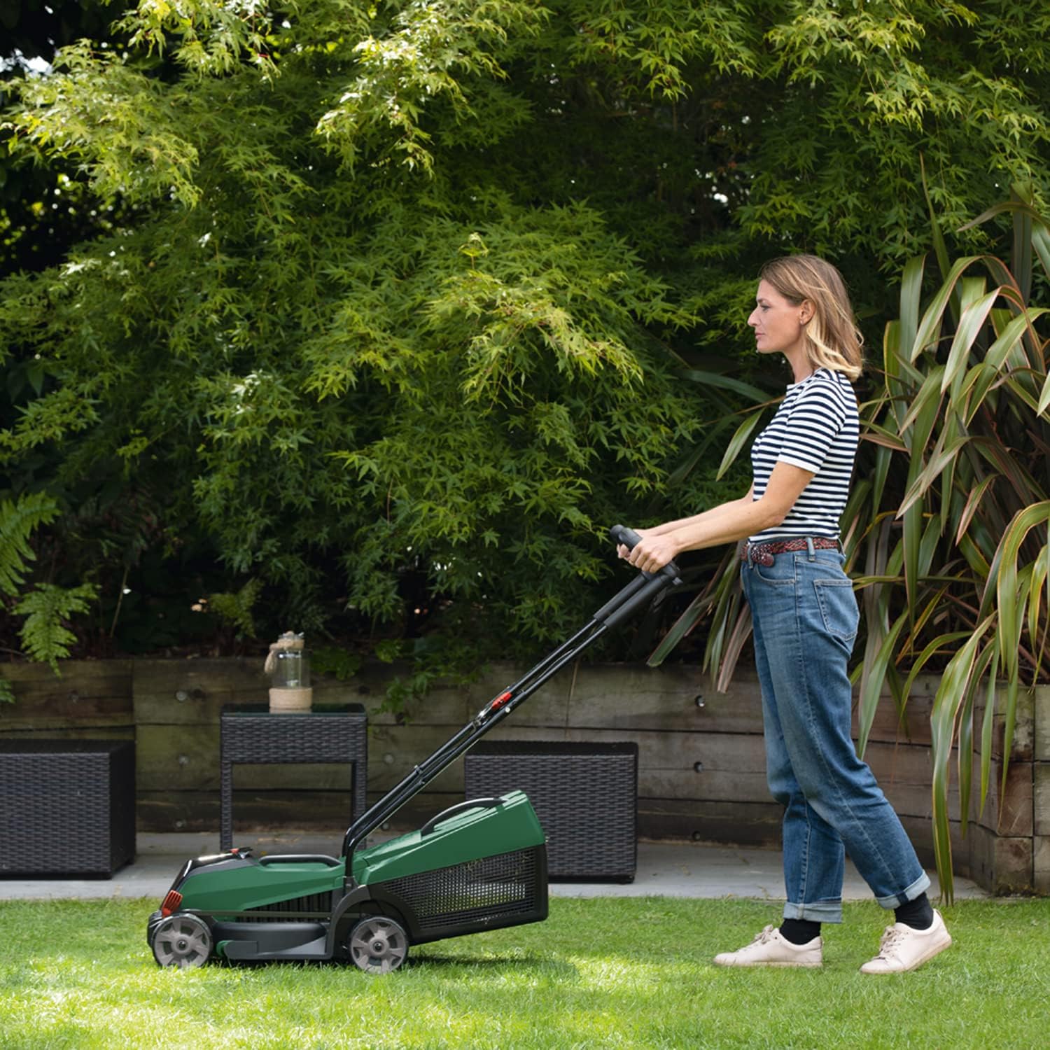 2026 Bosch tondeuse à gazon sans fil CityMower 18V-32-300 (18 V, 1x batterie 4,0 Ah, Moteur Brushless, largeur de coupe : 32 cm, tond jusqu’à 300 m², dans une boîte en carton)