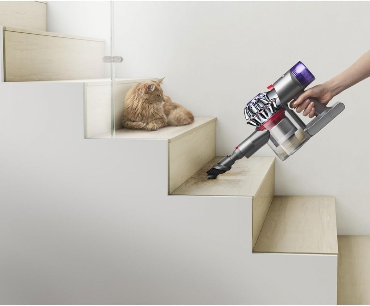 2026 2025 Dyson V8 Advanced™ Aspirateur Balai sans Fil – 130 AW, 40 Min d’autonomie, Brosse Motorbar Auto-démêlante, Accessoires combinés, Station Murale, Argent/Nickel