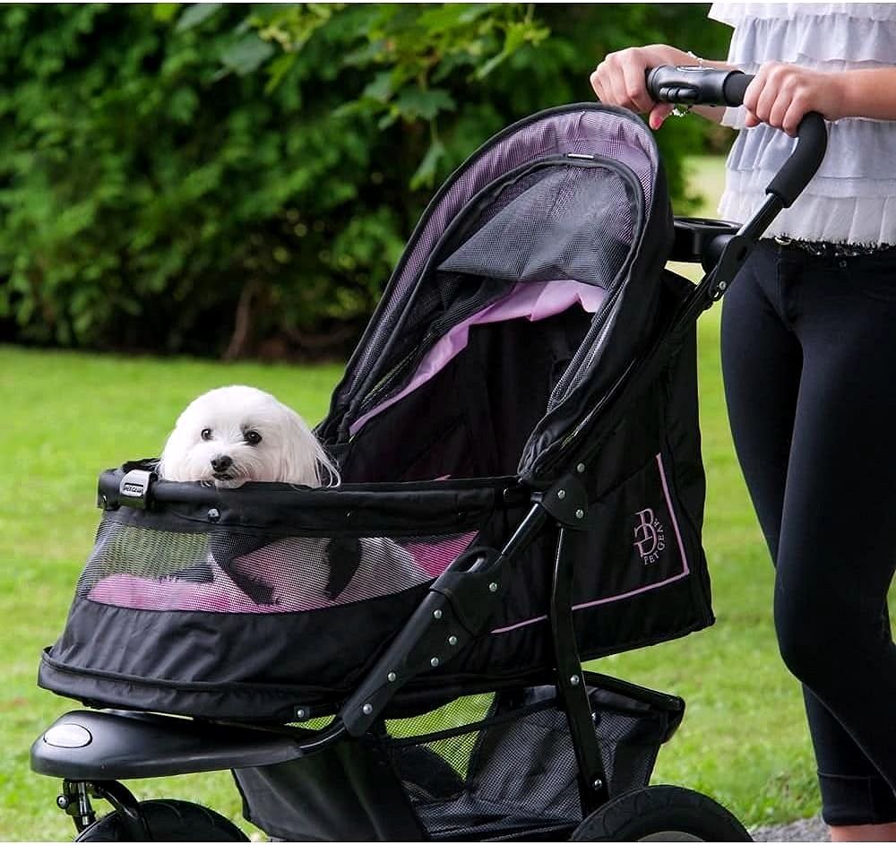 2026 Poussette pour animaux No-Zip NV pour chats et chiens Entrée sans fermeture éclair · Pliage à une main · Roues remplies de gel · Coussin en peluche & protection contre les intempéries inclus · 3 coloris