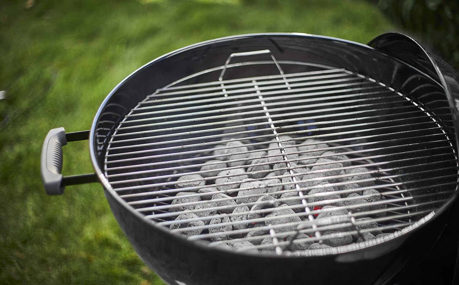2026 2025 Weber Classic Kettle 57 cm – Barbecue à Charbon, Grille Acier Triple Couche, Édition Limitée