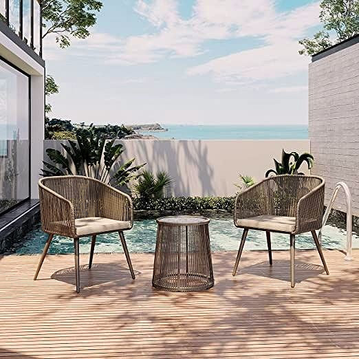 2026 Salon de jardin 3 pièces – Ensemble bistrot en rotin tressé à la main avec coussins imperméables, table avec plateau en verre trempé, mobilier d’extérieur pour terrasse et balcon, marron & gris clair