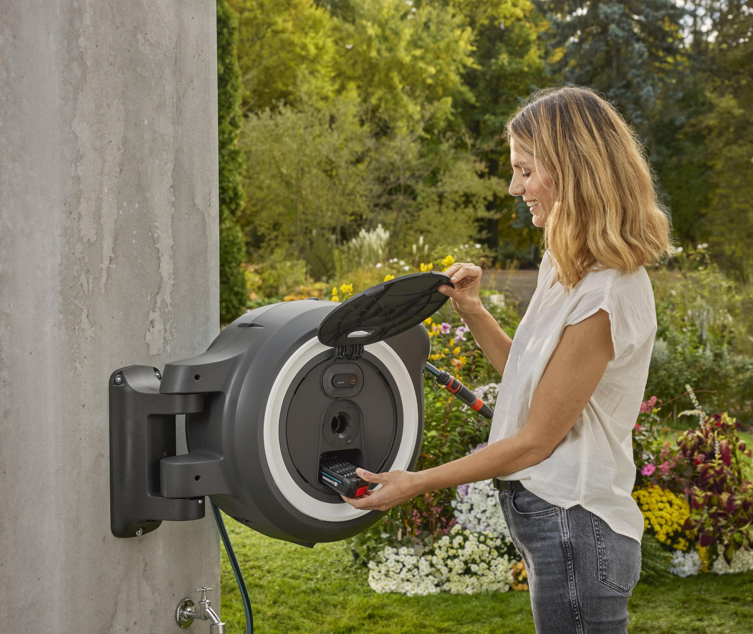 2026 Gardena Akku-Wand-Schlauchbox PowerRoll XL Ready-to-use-Set: Automatischer Schlauchaufroller mit 35 m Gartenschlauch, Schlauchführung und RollControll, Komplett-Set mit Akku (18642-20)
