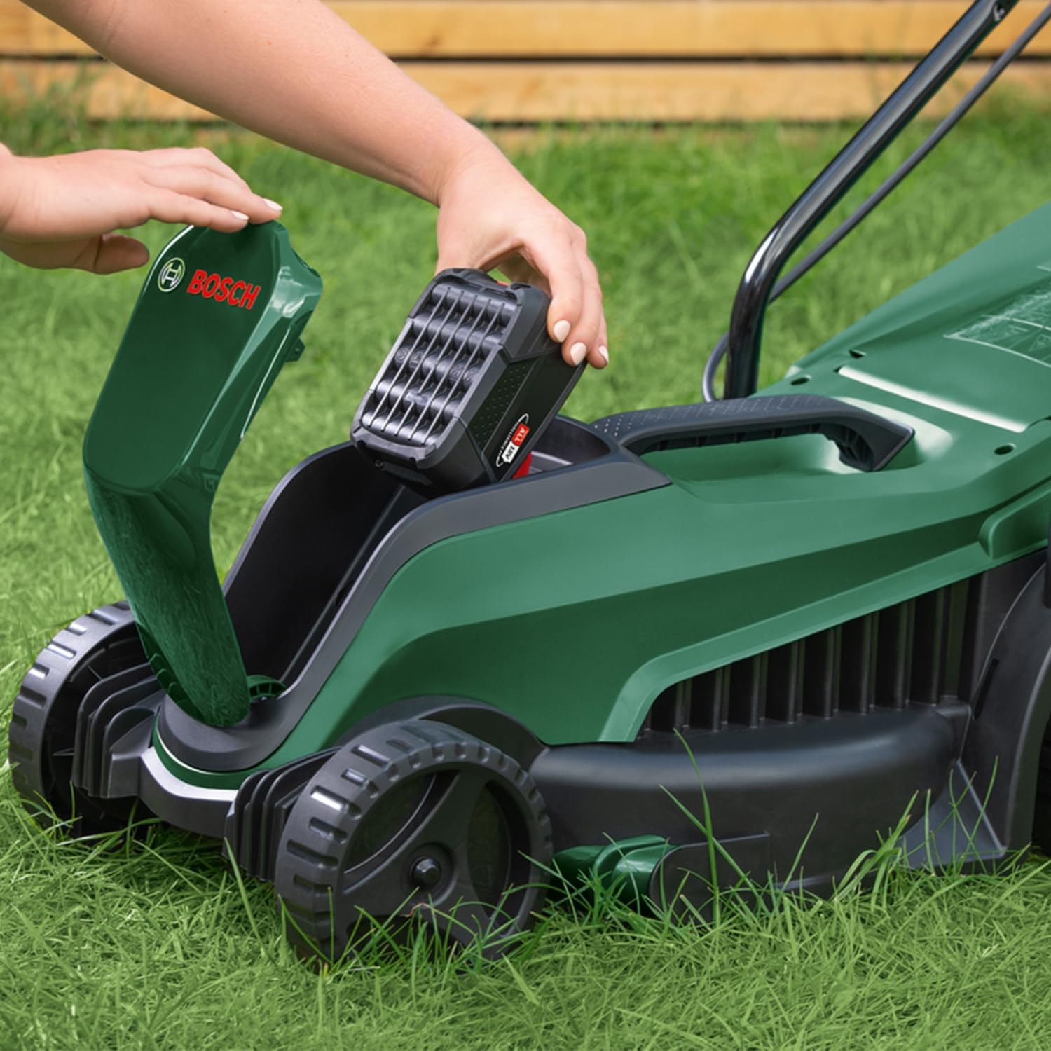 2026 Bosch tondeuse à gazon sans fil CityMower 18V-32-300 (18 V, 1x batterie 4,0 Ah, Moteur Brushless, largeur de coupe : 32 cm, tond jusqu’à 300 m², dans une boîte en carton)