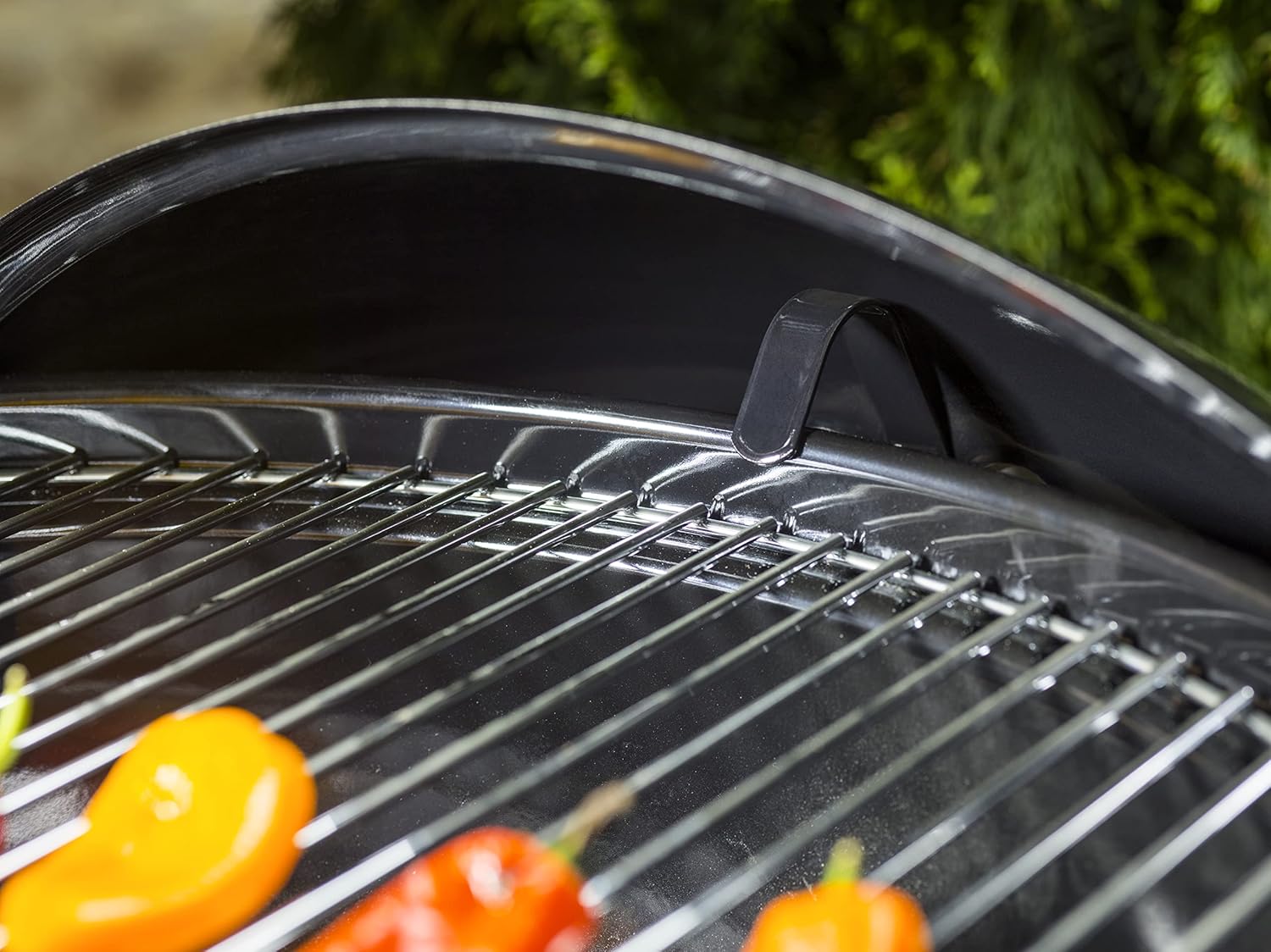 2026 2025 Weber Classic Kettle 57 cm – Barbecue à Charbon, Grille Acier Triple Couche, Édition Limitée