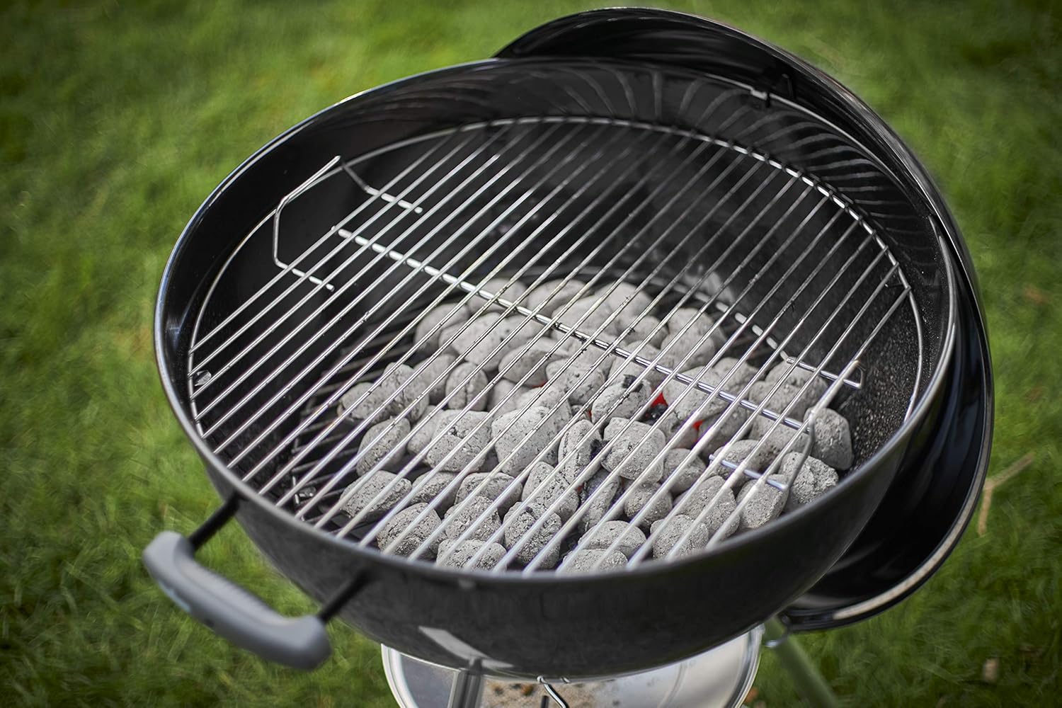 2026 2025 Weber Classic Kettle 57 cm – Barbecue à Charbon, Grille Acier Triple Couche, Édition Limitée