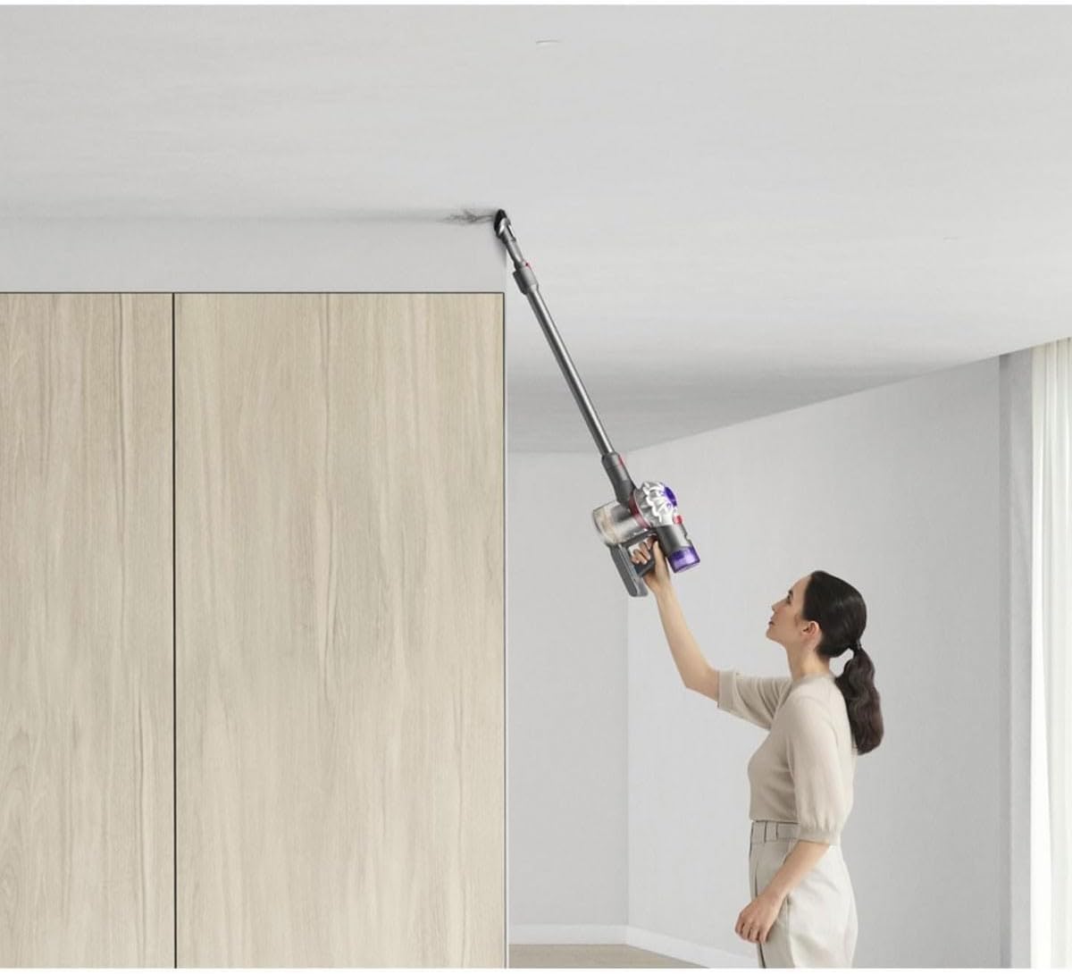 2026 2025 Dyson V8 Advanced™ Aspirateur Balai sans Fil – 130 AW, 40 Min d’autonomie, Brosse Motorbar Auto-démêlante, Accessoires combinés, Station Murale, Argent/Nickel