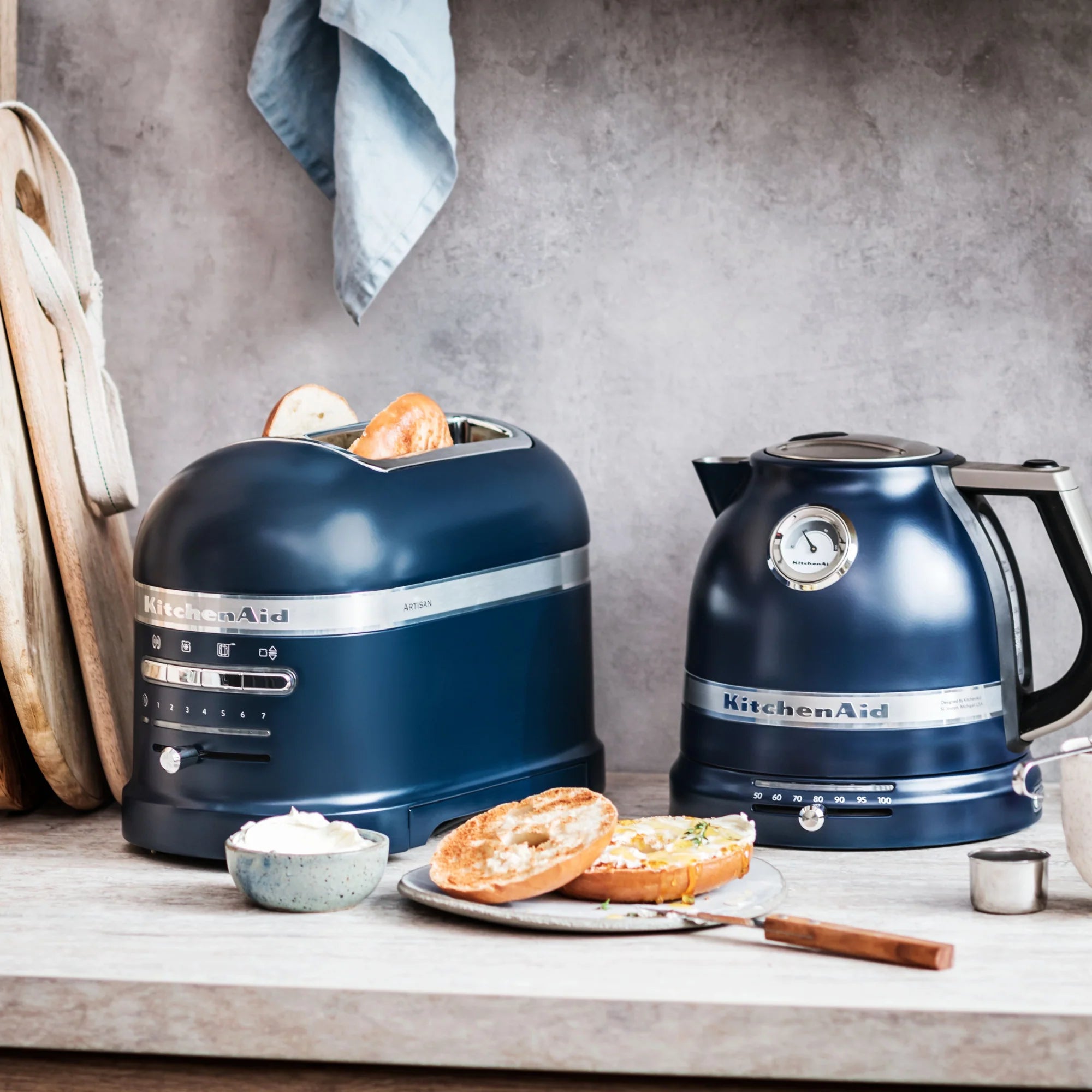 2026 KitchenAid Artisan Frühstücksset inkl. Wasserkocher 5KEK1522, 2 Scheiben Toaster 5KMT2204 und Brötchenaufsatz