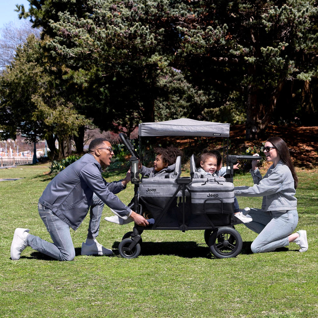 2026 Jeep Wrangler Deluxe Wagon Poussette 4 places – par Delta Children