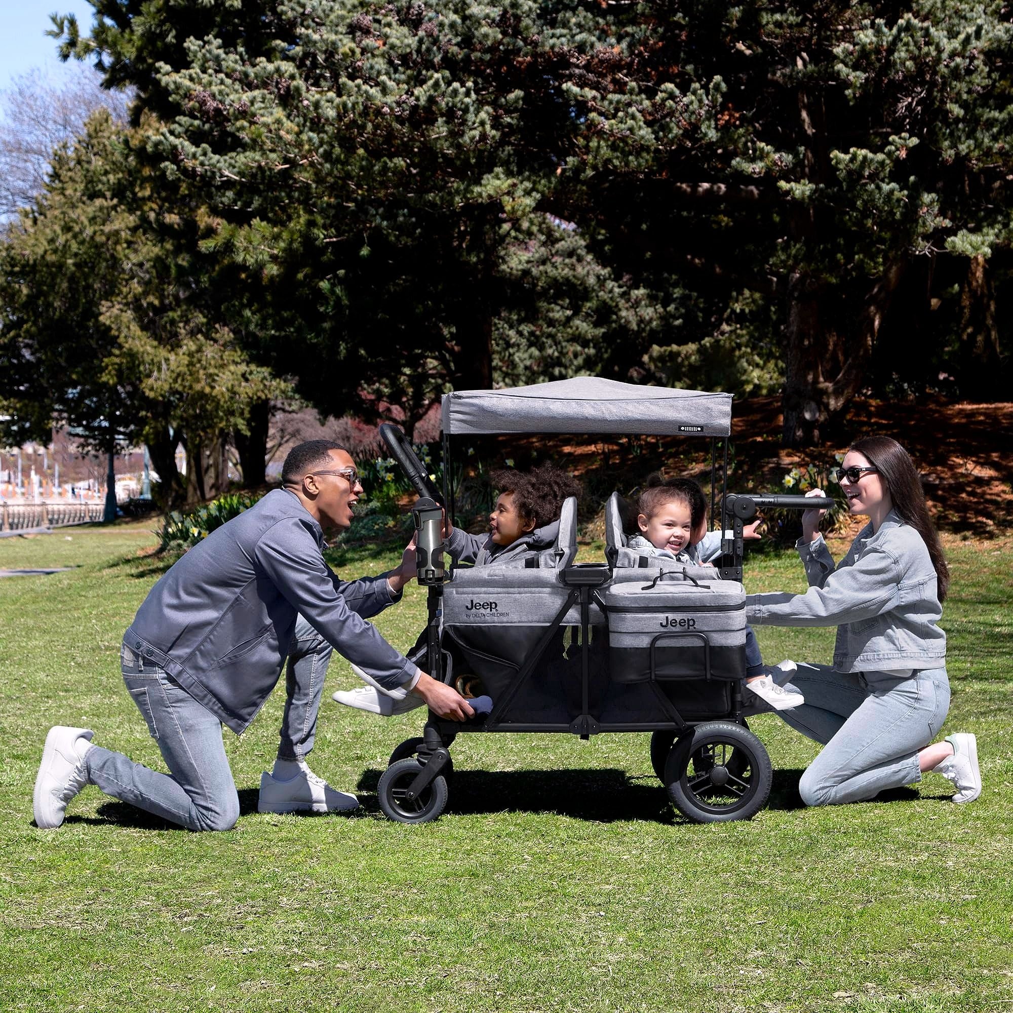 2026 Jeep Wrangler Deluxe Wagon Poussette 4 places – par Delta Children