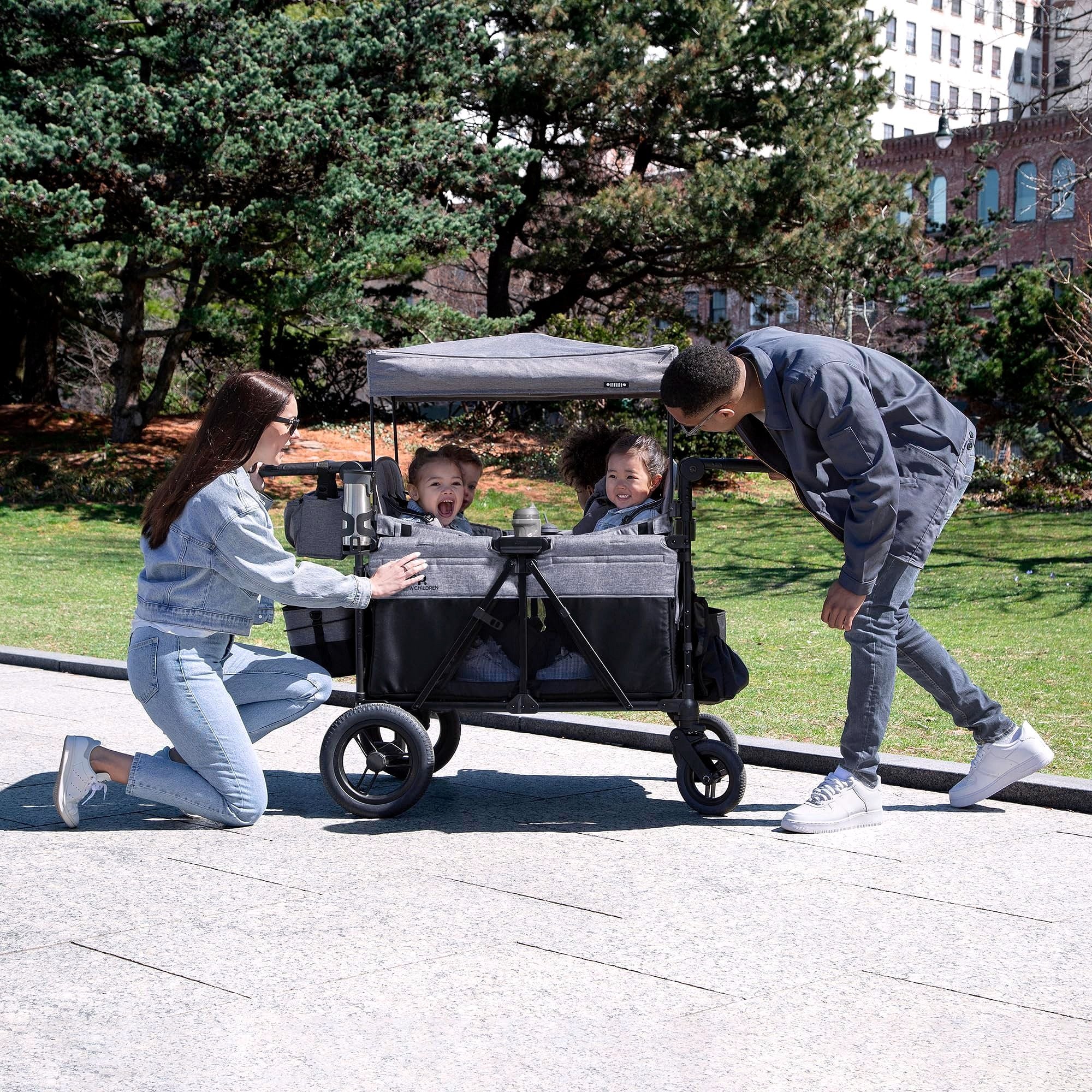2026 Jeep Wrangler Deluxe Wagon Poussette 4 places – par Delta Children
