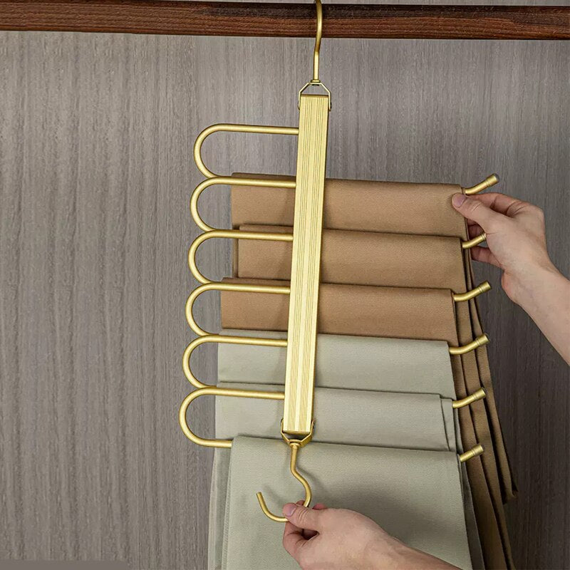 BowLift | Space-saving trouser hangers from Gardudu made of aluminum