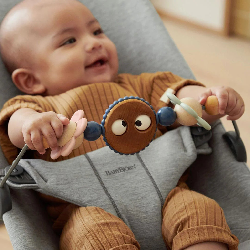 2026 2025 BabyBjörn Transat Bliss avec Barre de Jeux – Gris Clair