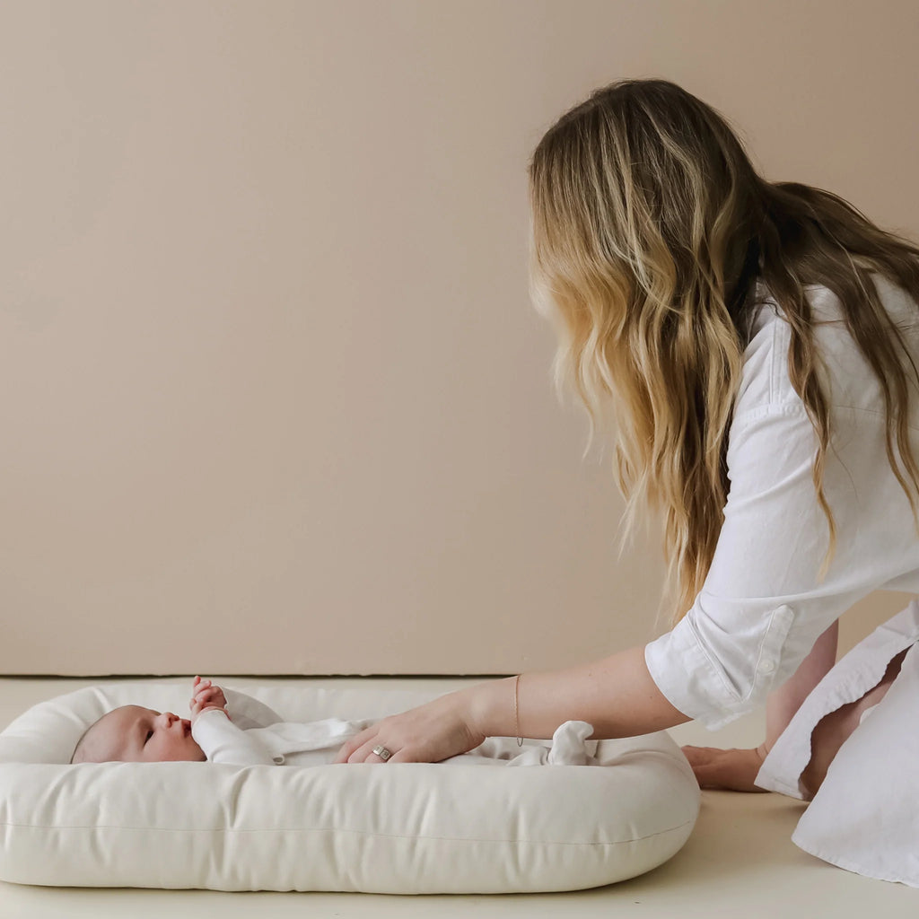 2026 2025 Cale-bébé Snuggle Me – Nid Confortable et Ergonomique pour Bébé en Teinte Naturelle