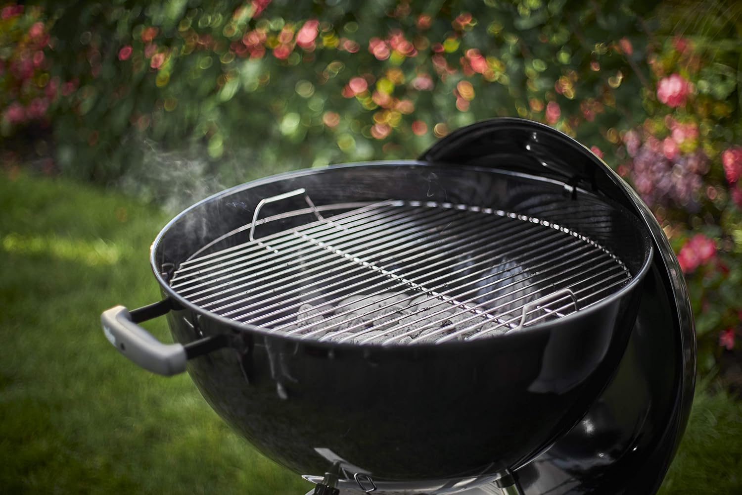2026 2025 Weber Classic Kettle 57 cm – Barbecue à Charbon, Grille Acier Triple Couche, Édition Limitée