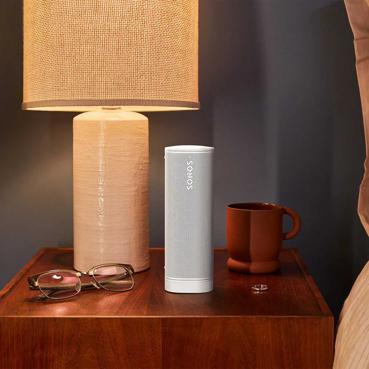2026 2025 Sonos Roam 2 – Enceinte Portable Bluetooth Blanche, Étanche IP67, Batterie 10 Heures, Wi-Fi et Bluetooth, Son Puissant et Polyvalent