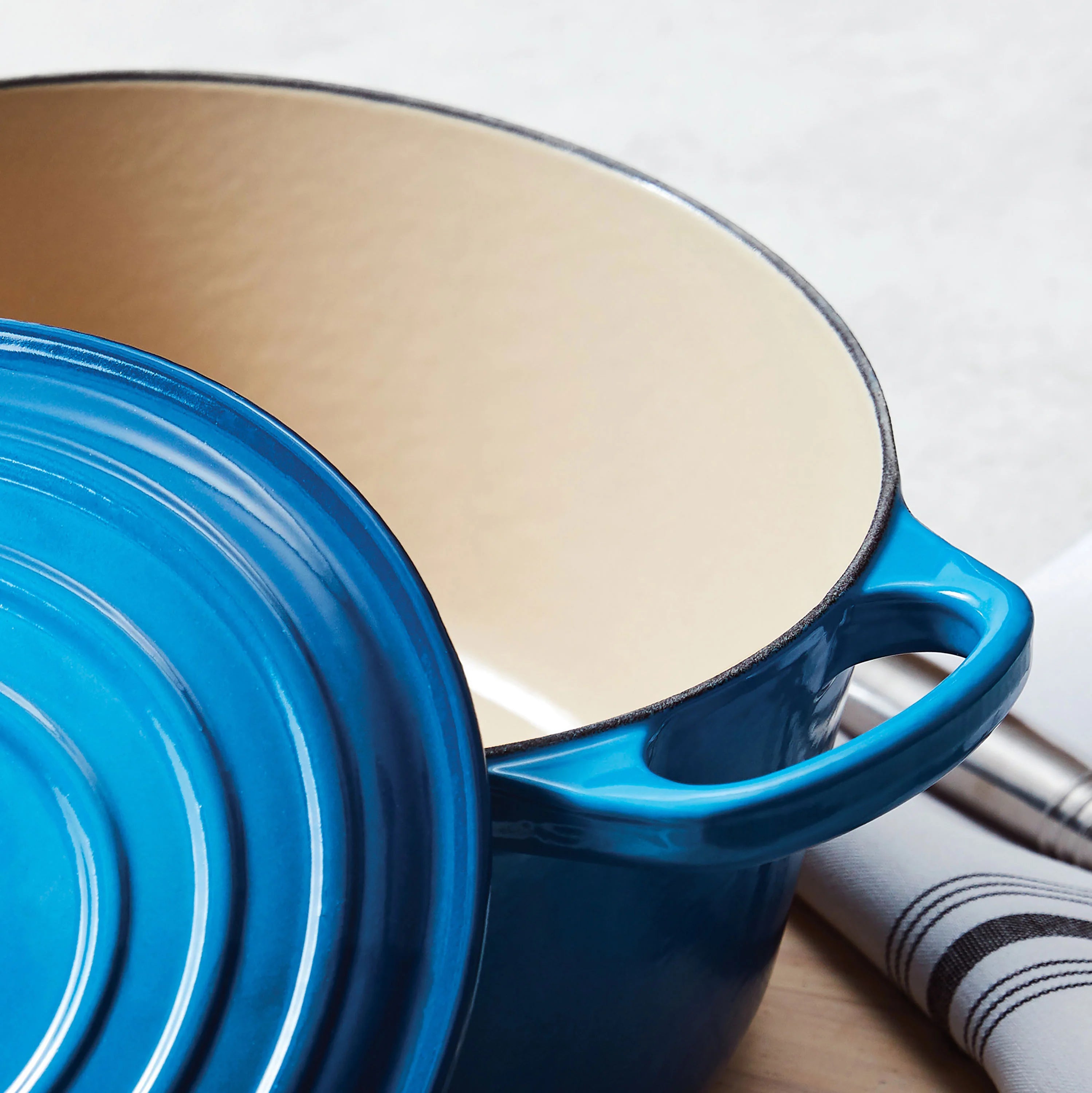 2026 2025 Le Creuset Signature Cocotte Ronde en Fonte Émaillée 13,25 Quart – Couleur Marseille