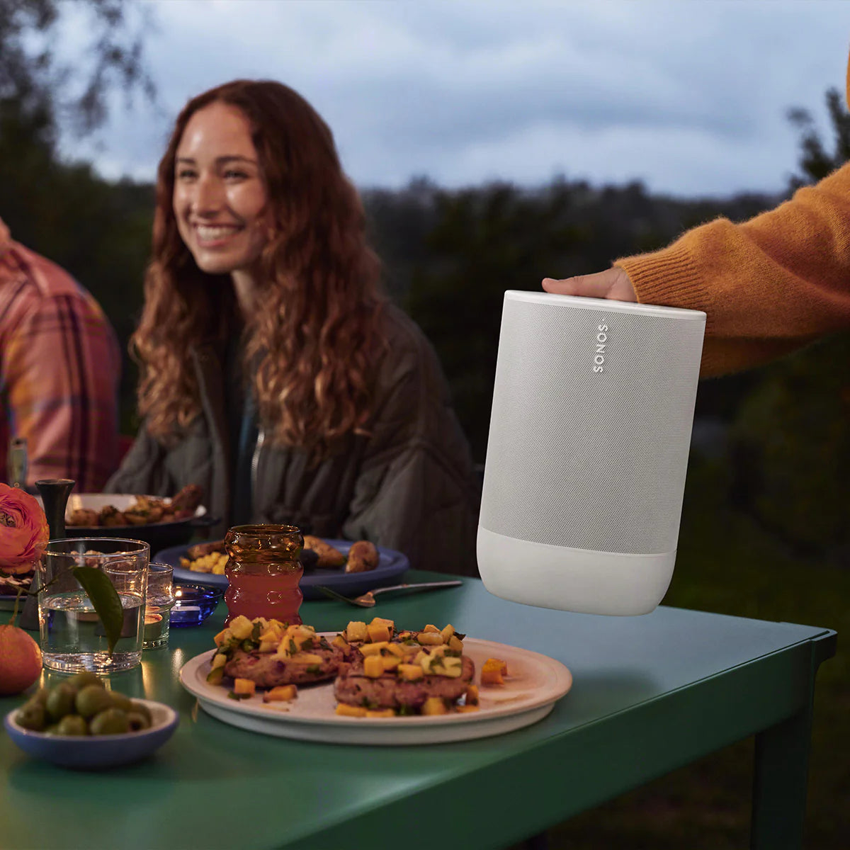 2026 2025 Sonos Move 2 – Enceinte Portable Intelligente Blanche avec Batterie 24 Heures, Bluetooth et Wi-Fi, Résistante à l’Eau, Son Stéréo Puissant et Commande Vocale
