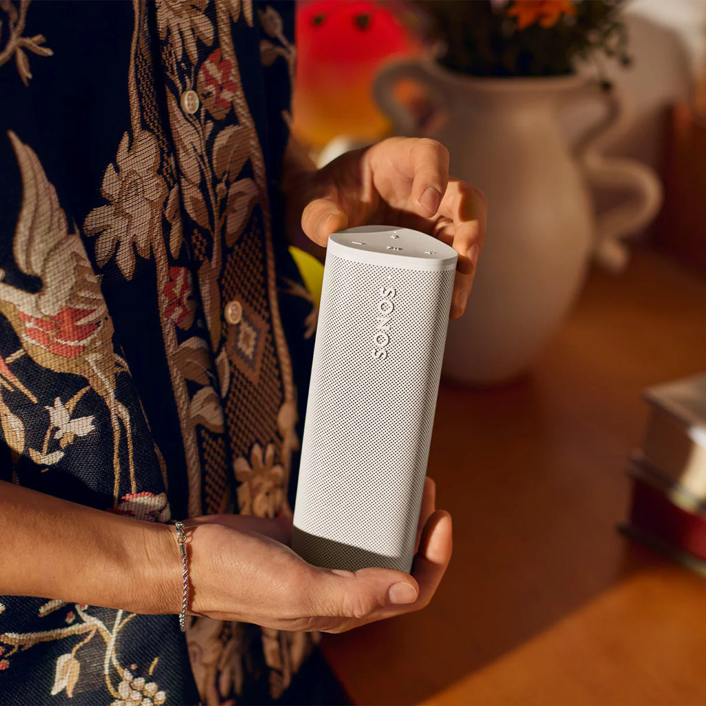 2026 2025 Sonos Roam 2 – Enceinte Portable Bluetooth Blanche, Étanche IP67, Batterie 10 Heures, Wi-Fi et Bluetooth, Son Puissant et Polyvalent